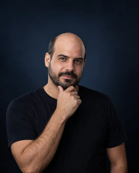 Homem com calvície acentuada