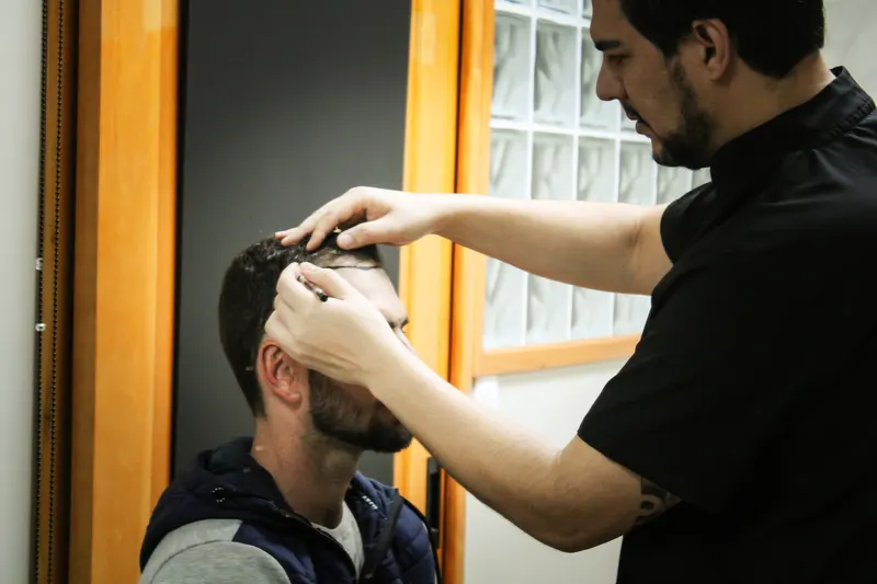 Close da linha frontal do cabelo